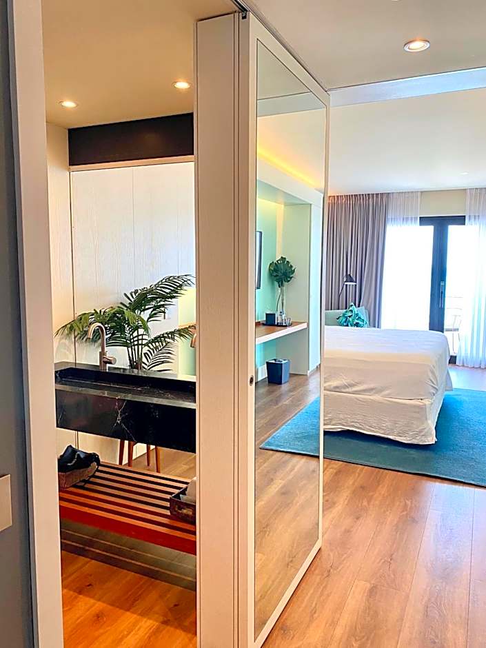 Holland House Beach Hotel
