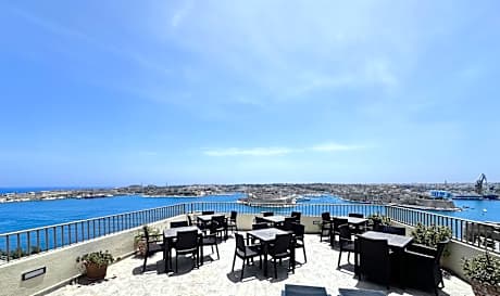 Grand Harbour Hotel