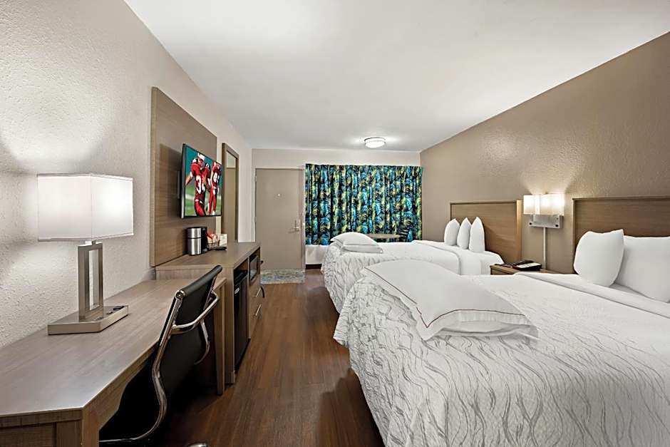 Red Roof PLUS+ & Suites Naples Downtown-5th Ave S