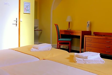 Twin Room with Shared Bathroom and Park View
