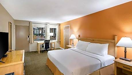 1 KING BED,NSMK,MINFRG,FLATSC,HISPD,INTENT,FULL BREAKFAST