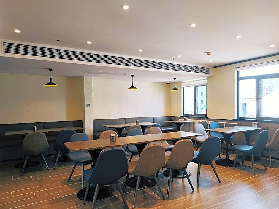 Hanting Hotel Qingdao Yan'an 3rd Road Zhiquan Road Metro Station