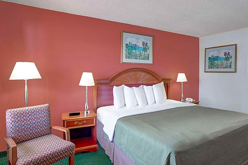 Howard Johnson by Wyndham Ft. Myers FL