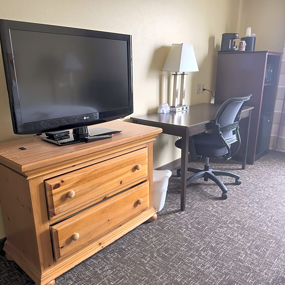 Duluth Inn & Suites Near Spirit Mountain