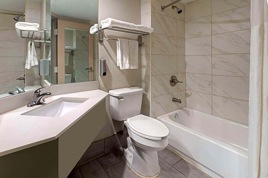 Days Inn & Suites by Wyndham Albany