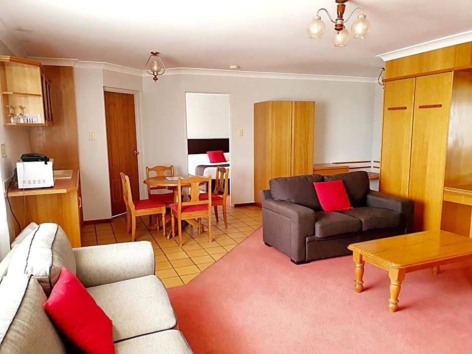 McNevins Warwick Motel