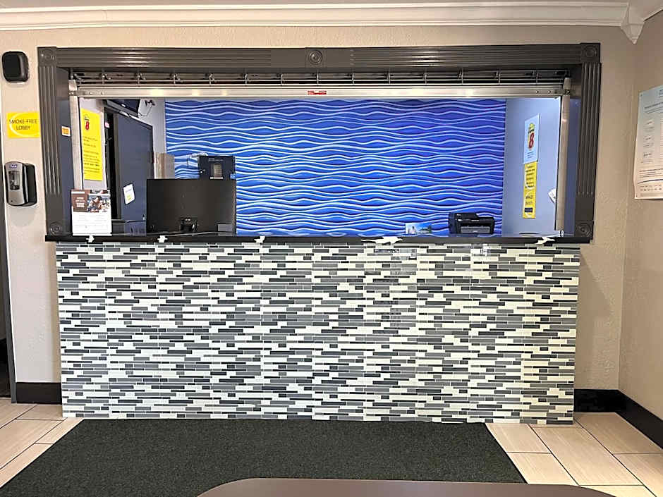 Super 8 by Wyndham Vincennes