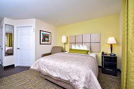 One-Bedroom Queen Suite -Non-Smoking