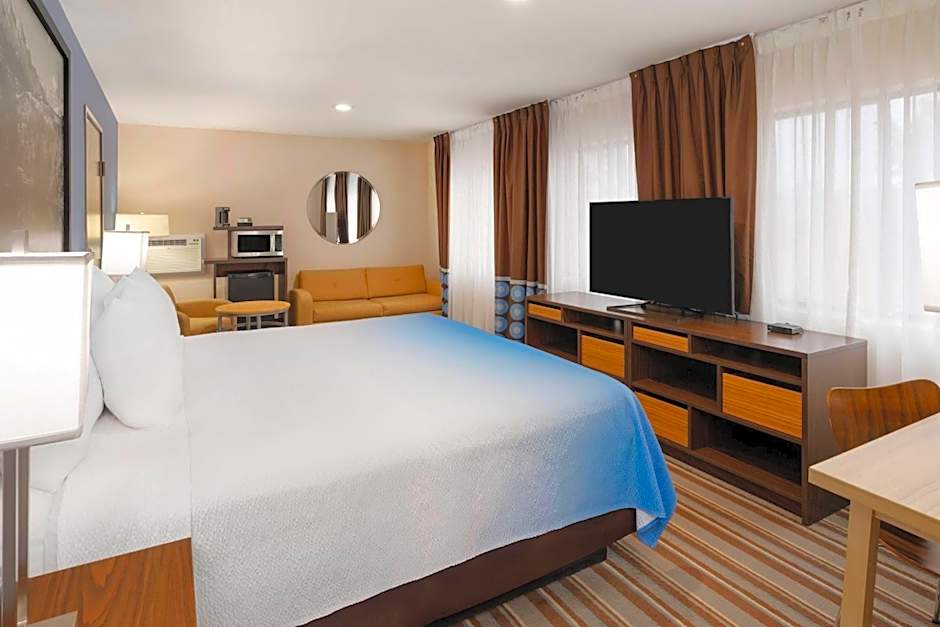 Super 8 by Wyndham Longmont/Twin Peaks