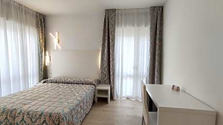 Double Room with Balcony and Lateral Sea View