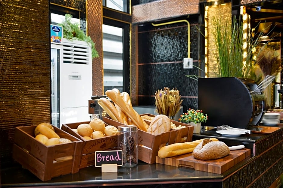 The Breton Hotel (Media)