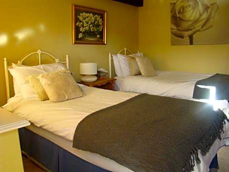 Twin Room with Private Bathroom