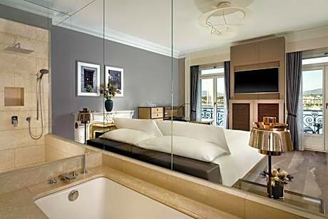 Premium Lake Front, Guest room, 1 King, Front Lake view