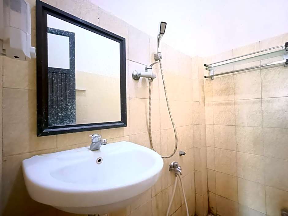 RedDoorz Syariah near Rumah Sakit Umum Wisata UIT