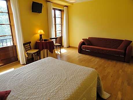 Family Room (2 Adults + 2 Children)