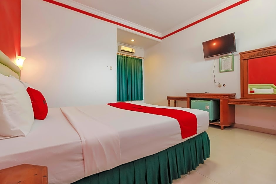 RedDoorz Plus near Alun Alun Kejaksan Cirebon