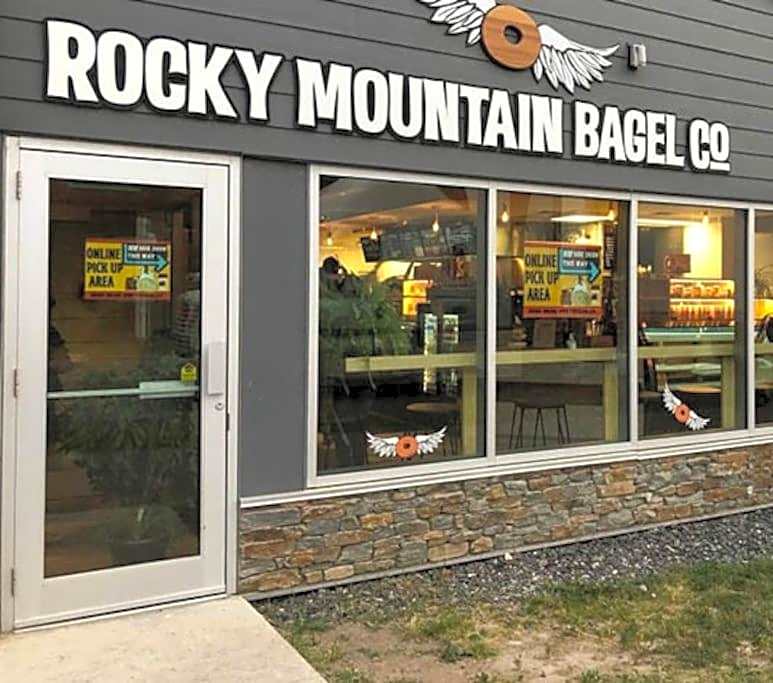 Mountain Retreat, Pool & Hot Tub, BBQ, Patio, King Bed, Sleeps 6!