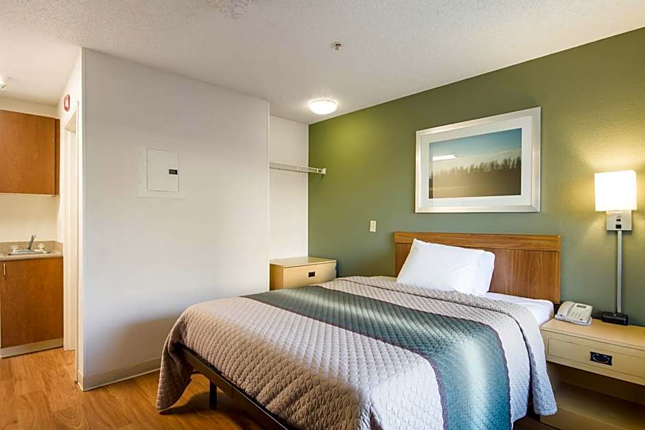 HomeTowne Studios Denver - Thornton