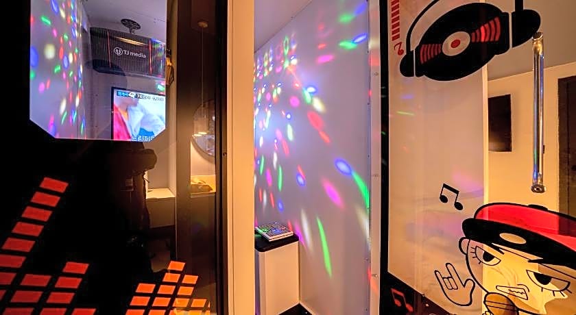 Croissant Hotel Guri by AanK