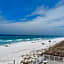 COUPLES GETAWAY, HONEYMOON SWEET, Perfectly Cozy Beach Front Condo with kitchen, pool, free parking,CHECK-IN AT DOOR