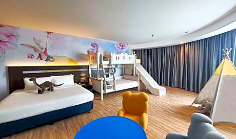 Family Room with Lounge Access from 5pm to 7pm