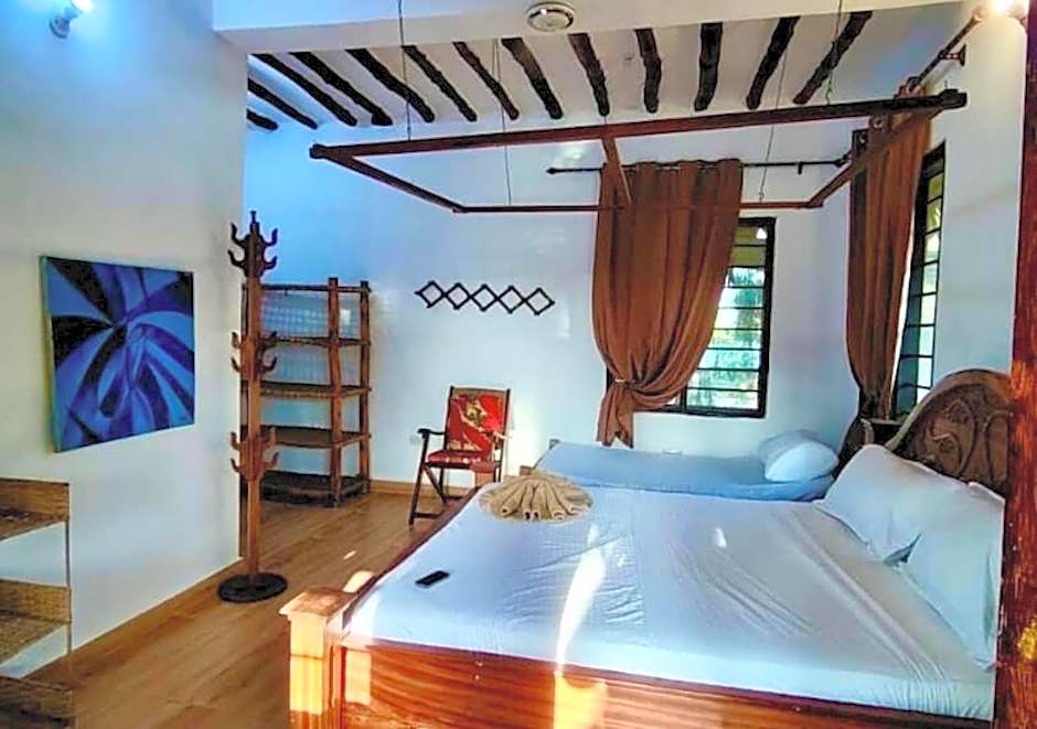 Tropinest bungalows & hostel