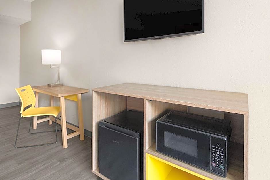 Days Inn & Suites by Wyndham Albany