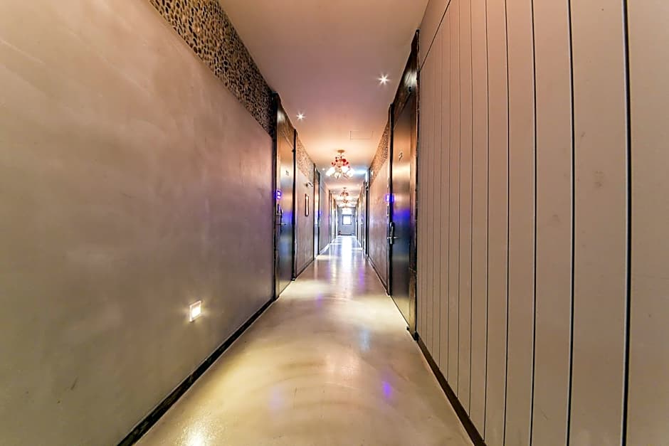 Hotel February Dong Seong Ro