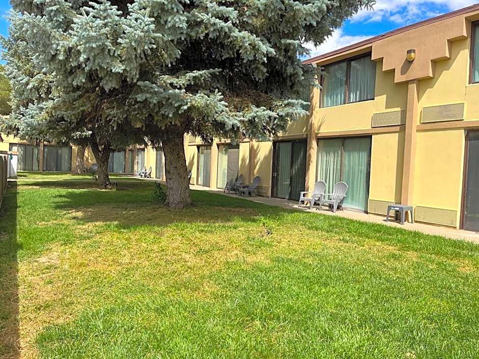 Brentwood Inn & Garden