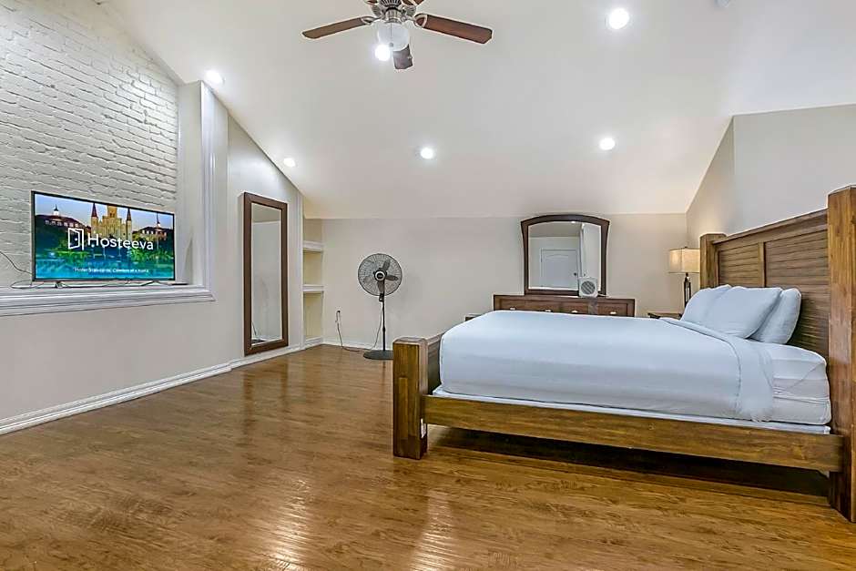 Modern 4BR Penthouse in Downtown by Hosteeva