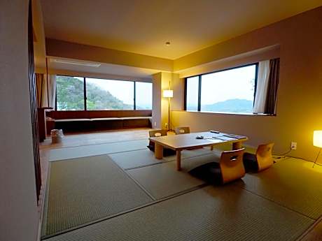 Deluxe Corner Western Room with Tatami, Shower and Mountain View, Non-Smoking - East Wing