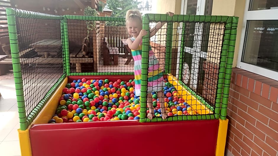 Pokoje Gościnne u MARCINA- sala zabaw, basen, melex, rowery, grill, mini dmuchaniec