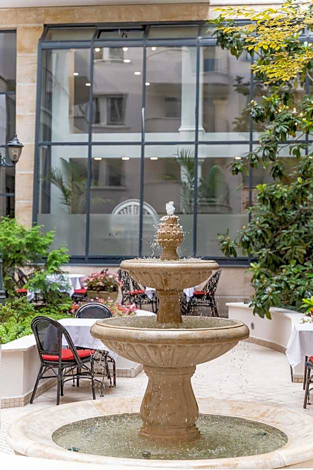 Queen'S Court Hotel & Residence