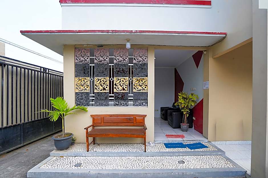 RedDoorz near Padang Golf Adisucipto