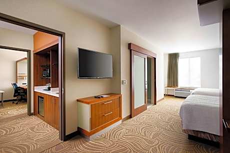 2 Bedroom Suite, Bedroom 1: 1 King, Bedroom 2: 2 Queen, Sofa bed, Courtyard view