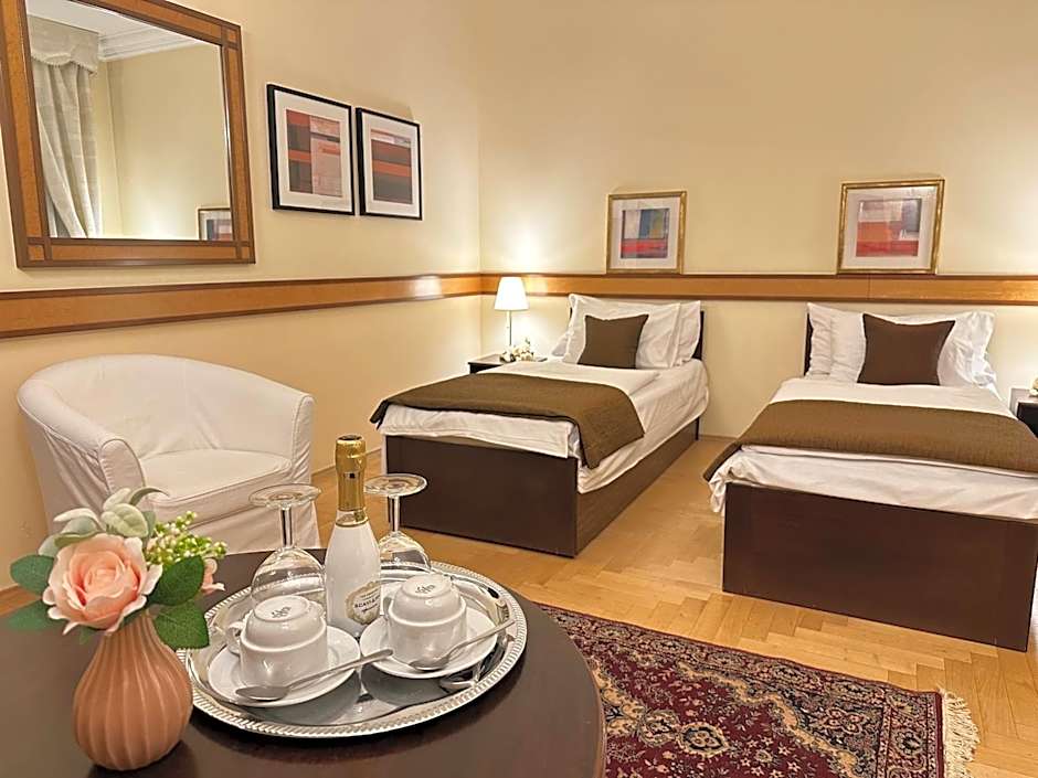 FLEUR DE LIS HOTEL