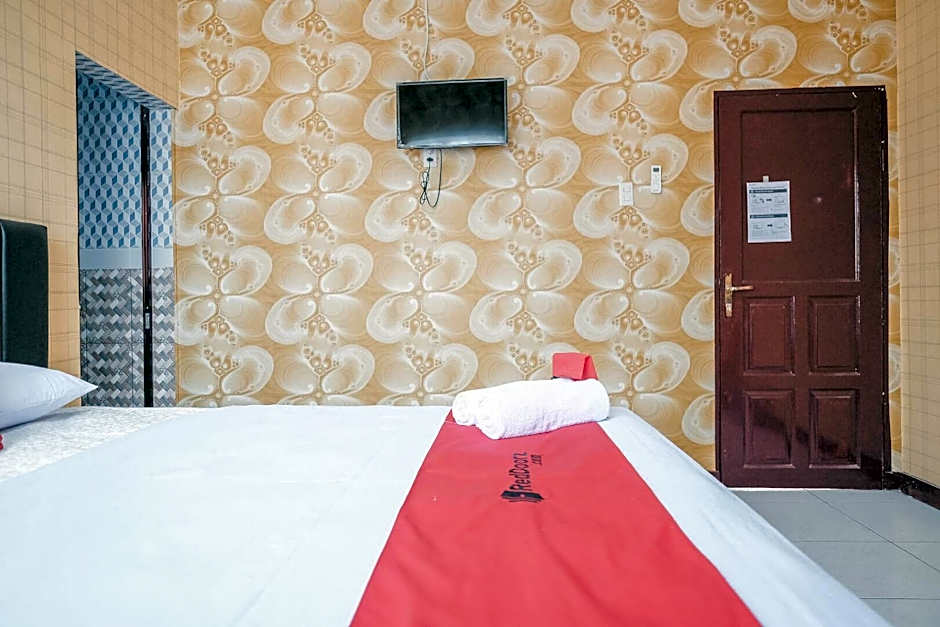 RedDoorz Plus near Istana Maimun Medan