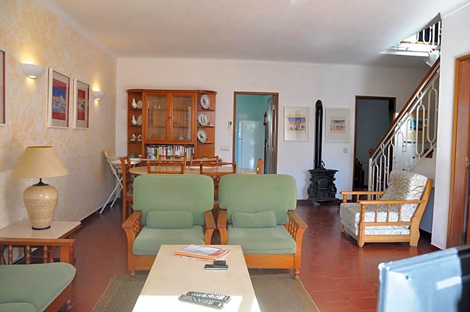 Stylish well-equipped, private pool, close to amenities, free AC Wifi