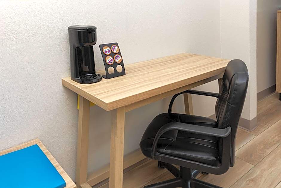 Days Inn & Suites by Wyndham Sam Houston Tollway