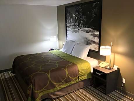 Queen Room - Mobility Access/Non-Smoking