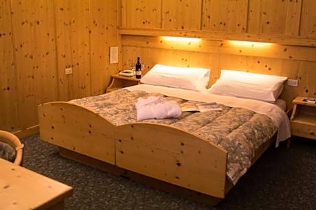 Double or Twin Room with Mountain View