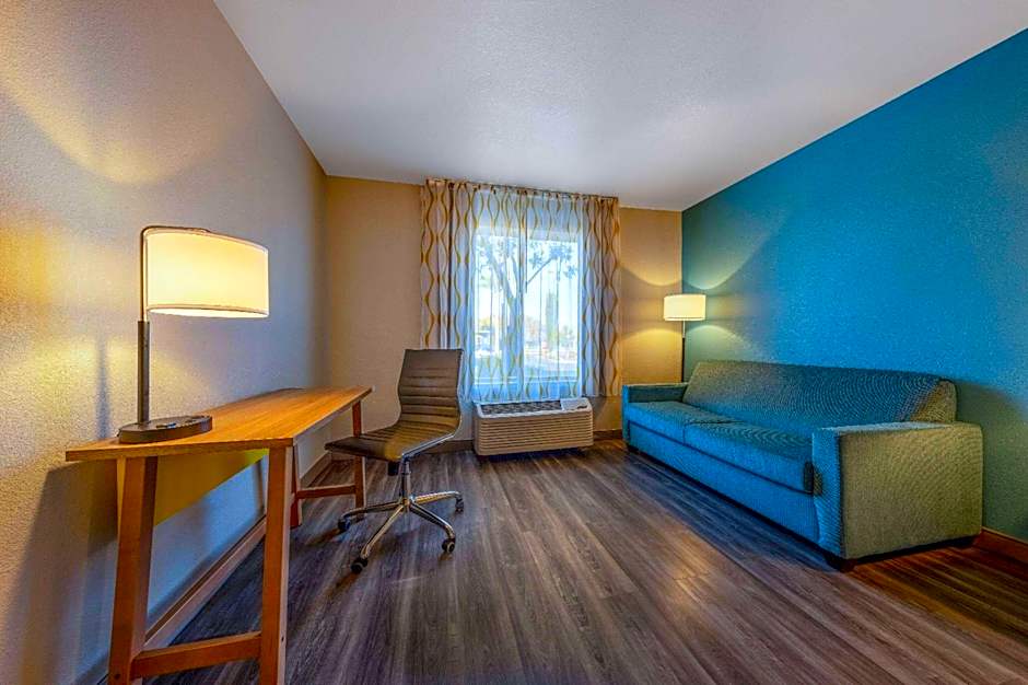 Days Inn by Wyndham Lathrop