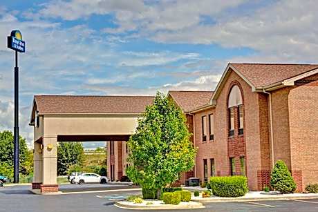 Days Inn & Suites by Wyndham Louisville SW