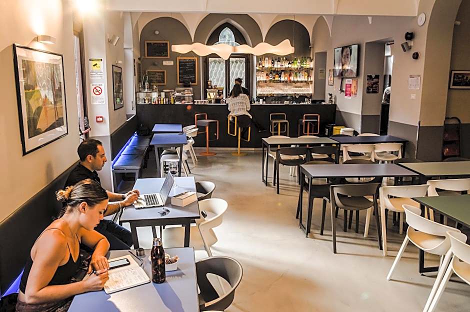 Babila Hostel & Bistrot