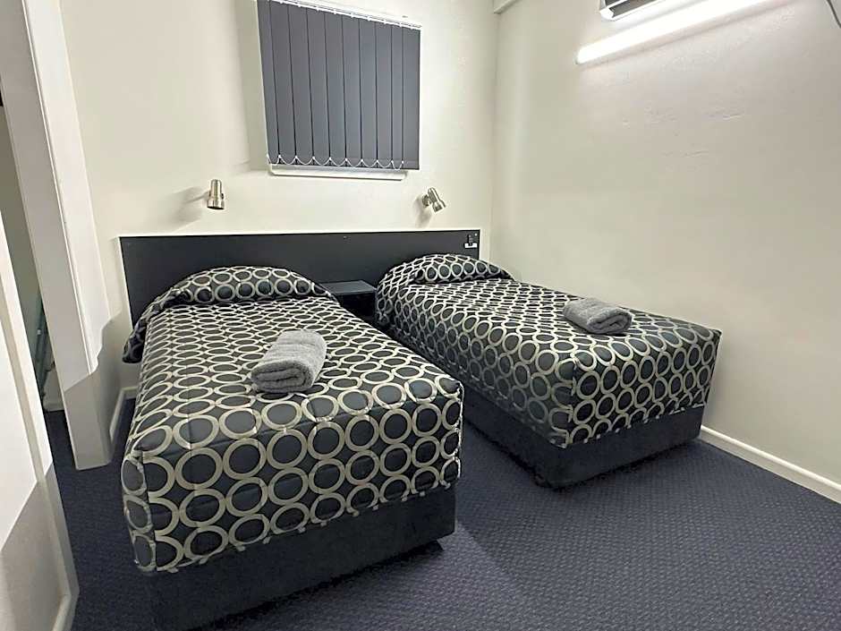 Twin Swans Motel