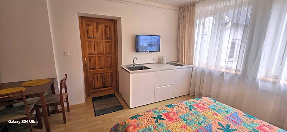 Apartamentai šalia baseino