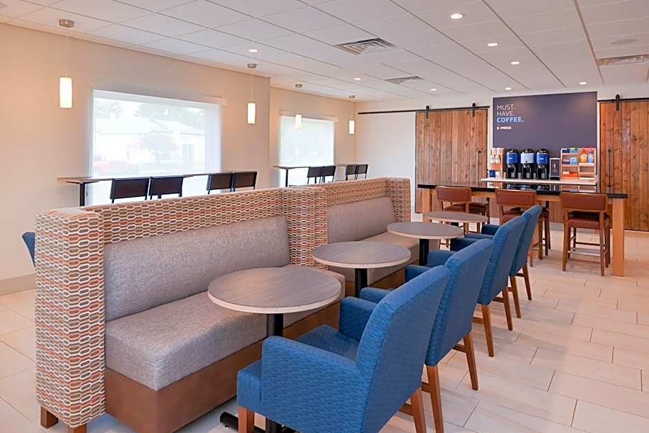 Holiday Inn Express & Suites Omaha - 120th and Maple By IHG