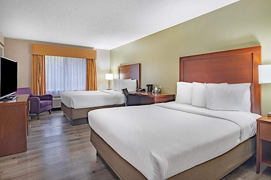 Photo 1 of 5 of 1 Queen Bed, Accessible
