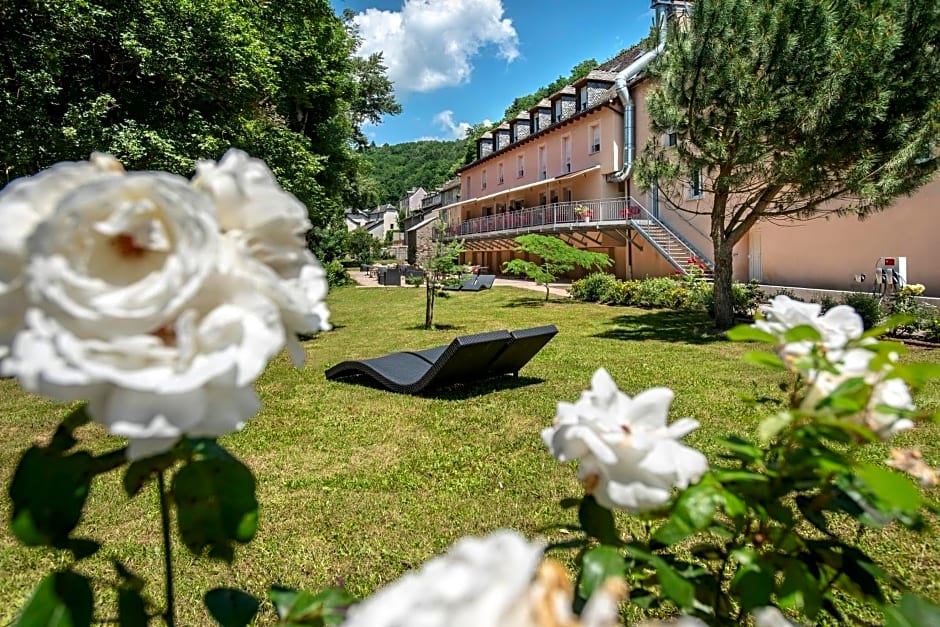 Logis Hôtel Restaurant Les 2 Rives - A75, en bordure de rivière