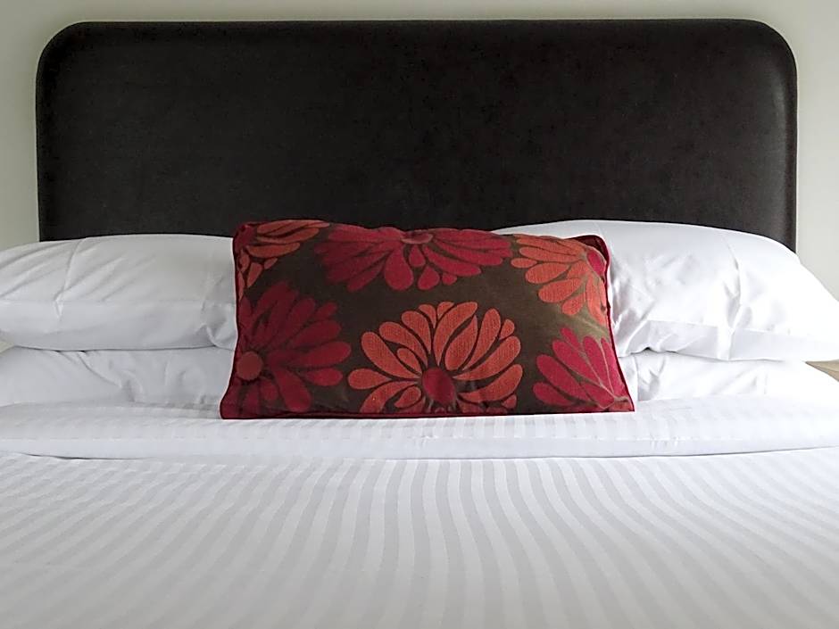 OYO White Horse Hotel